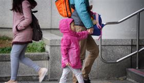 
全國教育產業總工會16日表示，勞動節只有適用勞基法的勞工放假，學生卻要上學上課，父母可能還得接送，形成「一家兩制」，呼籲勞動節應全國一致性放假。（示意圖／中央社檔案照片）