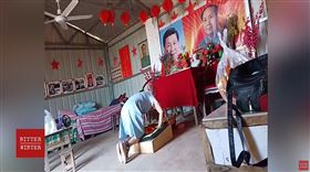 長期關注人權的《寒冬》雜誌昨（15）日公布一段影片，畫面中習近平的照片與毛澤東像同被高掛在廟裡，而一名女子向其又跪又拜，桌上還擺放著供品，讓人驚訝中共造神無極限。（圖／翻攝自寒冬YouTube）
