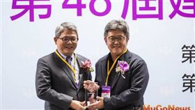 基隆東岸廣場獲2019台灣建築獎首獎，都發處徐燕興處長代表自內政部次長花敬群手中接過獎牌（圖／基隆市政府）