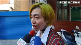 謝和弦16日中午第三度前往中時大樓，跟警衛抽雪茄聊天，離開後接受訪問。