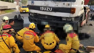 21噸水泥車壓騎士！齊力扛車搶救