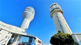 國門新地標  桃園機場新塔台啟用桃園國際機場新塔台（左）16日啟用，整合航管、航電、氣象等15種重要自動化系統，是台灣國門新地標。中央社記者吳睿騏桃園機場攝  108年12月16日