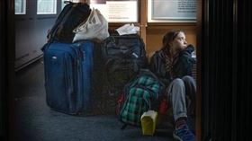 瑞典少女童貝里（Greta Thunberg）因展開環保活動而聲名大噪，日前獲選為時代雜誌2019年風雲人物，但其言行卻頻惹議。日前童貝里在推特上發布一張在火車上席地而坐的照片，然而德國鐵路卻對這張照片很有意見，馬上發文調侃她其實是搭「頭等車廂」。（圖／翻攝自Twitter）