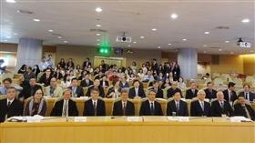 陳副總統出席台灣人體生物資料庫學會年會副總統陳建仁（前排左5）16日上午出席2019社團法人台灣人體生物資料庫學會年會，和中研院院長廖俊智（前排左6）及與會專家學者合影留念。中央社記者楊淑閔攝  108年12月16日