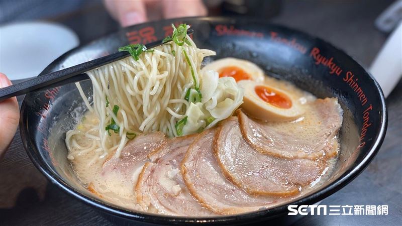 憑那霸機場入境章　爽吃拉麵買一送一