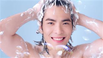 有史以來最大尺度！老蕭脫光光拍廣告