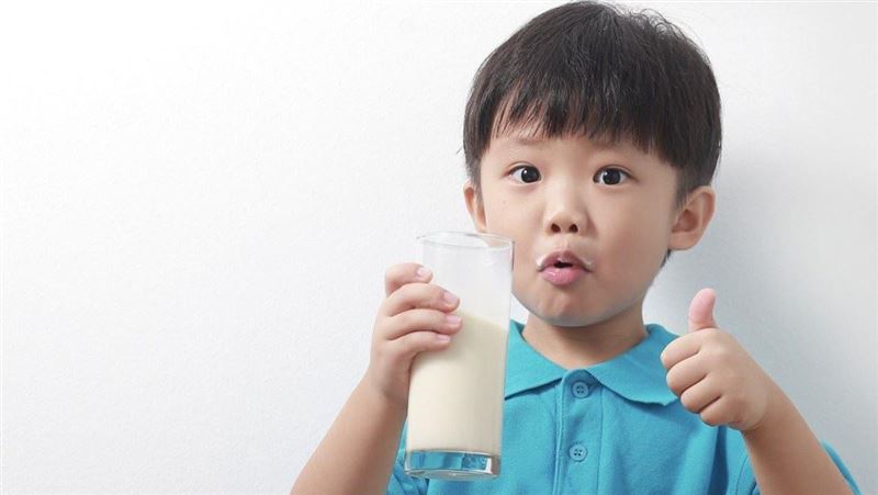 孩子每天一杯鮮乳？營養師：要再一杯