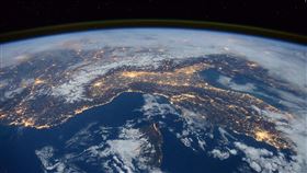 外太空,地球(圖/Pixabay)