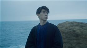 林亭翰 以海洋生態<鯨落>為主題唱出對車禍意外外公逝去的思念！（青田音樂提供）