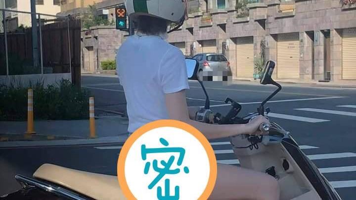 正妹騎車下半身露出　網羞：要走光了