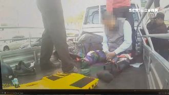 煞不住直撞！騎士彈飛摔進貨車車斗