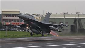 戰備道起降操演  F16V起飛「漢光35號」演習彰化戰備道起降實兵操演，28日在彰化舉行，F-16V戰機在戰備道起飛。中央社記者吳家昇攝  108年5月28日