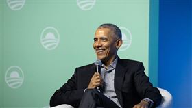 美國前總統歐巴馬16日出席公開活動時表示，占據權位的年長男性是多數問題的根源，如果各國都由女性治理，人民生活水準和施政將全面改善。（圖／翻攝自facebook.com/ObamaFoundation）