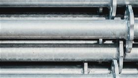 美國商務部16日裁定台灣、南韓生產後轉運越南小幅加工的部分輸往美國的鋼材，涉及規避關稅，課徵最高達456%關稅。（示意圖／圖取自Unsplash圖庫）