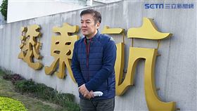 張綱維在遠航總部門口logo 拍照 邱榮吉攝影