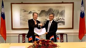 台灣與荷蘭昨（16）日完成「台荷度假打工瞭解備忘錄」異地簽署。（圖／翻攝自推特）