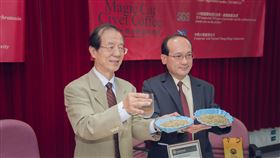 楊秋忠院士（左）與楊登嵙教授（右）合影於國立中興大學記者會。(楊登嵙提供)