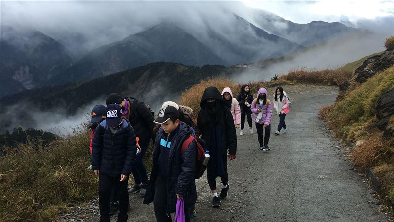 我畢業了！小六生零度低溫攻頂合歡山