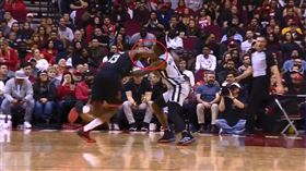 NBA／衝突不斷！哈登出「霸王肘」
NBA,聖安東尼奧馬刺,Lonnie Walker IV,休士頓火箭,James Harden
翻攝自推特