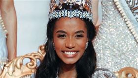 牙買加佳麗辛赫（圖）14日摘下世界小姐后冠，出現美國小姐、美國妙齡小姐、美利堅小姐、環球小姐和世界小姐這全球5大盛事后冠清一色全是黑美人的新頁。（圖取自missworld IG網頁instagram.com/missworld）
