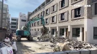 建商占用馬路加蓋車庫　遭檢舉強拆