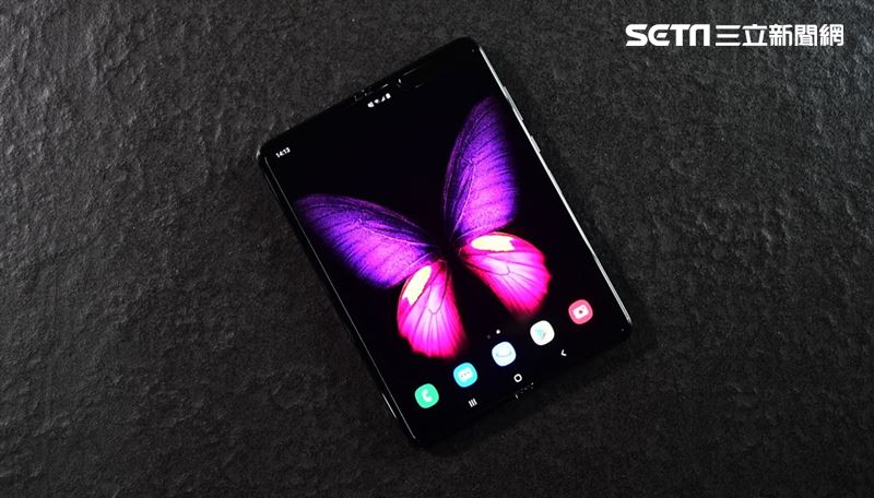 摺疊雙螢幕手機有多強？三星親自開箱