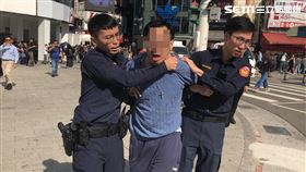 陳男再度騷擾女僕店，不但砸傷店內物品，還將物品丟出窗外（楊忠翰攝）