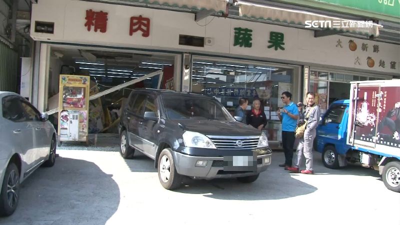 才出保養廠！休旅車倒退嚕撞進超商