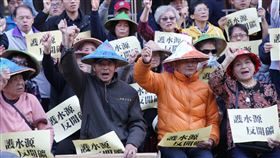 阿公阿嬤保護宜蘭山景水源宜蘭護水源反開礦行動聯盟「保護宜蘭水源地，拒絕礦業開發破壞山林」記者會17日在經濟部礦務局舉行，上了年紀的村民親自北上，呼籲礦權到期不應予以展延，保護宜蘭山景水源。中央社記者鄭傑文攝　108年12月17日