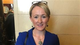 英國工黨在這次大選遭逢84年來最慘一敗，在650席下議院裡只剩203席，據報導影子商務大臣朗貝里將成為角逐新黨魁有力人選。（圖／翻攝自facebook.com/Rebecca4salford）

