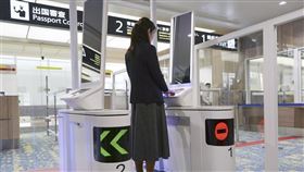 為了簡化東京奧運觀光客的登機流程，日本政府將從2020年春天起在成田機場、羽田機場及關西國際機場使用臉部辨識技術。圖為新千歲機場登機口的臉部辨識系統。（檔案照片／共同社提供）
