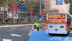 新北首條公車專用道啟用新北市第一條公車專用道17日啟用，設置有專用號誌、藍色底彩色鋪面及大區域的引導標誌，初期也有義交及員警在場協助指揮疏導，呼籲用路人配合。（交通局提供）　中央社記者葉臻傳真　108年12月17日