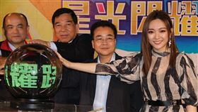 南投跨年晚會在縣立體育場  閻奕格等藝人獻唱南投縣跨年晚會31日晚間7時起在縣立體育場舉行，南投縣政府17日公布演出陣容，邀閻歌手奕格（右）等多組藝人團體獻唱，南投縣副縣長陳正昇（左2）邀請民眾共襄盛舉。中央社記者蕭博陽南投縣攝  108年12月17日