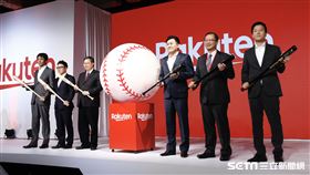 ▲樂天桃猿記者會，樂天亞洲總部營運長渡邊崇（左）、桃園縣長鄭文燦、樂天株式會社創辦人執行長三木谷浩史（右3）、中職會長吳志揚、樂天桃猿領隊劉玠廷。（圖／記者林聖凱攝影）