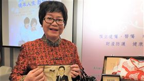 單親媽帶亡夫照走天涯　一償環遊世界夢想年逾7旬的王洪月華，丈夫在35年前車禍喪生，她退休後把泛黃結婚照轉印在化妝包上，隨身帶著到各地去，就如同在亡夫的陪同下，一償年輕時環遊世界的夢想。中央社記者王鴻國攝　108年12月17日