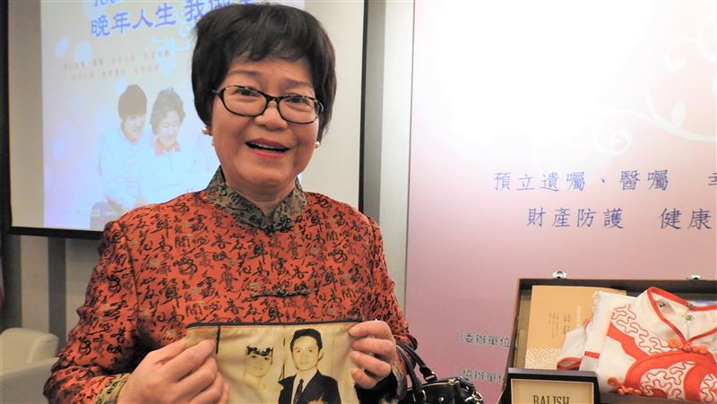單親媽養大3子　老來帶亡夫照走天涯