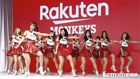 ▲樂天桃猿記者會，樂天啦啦隊新裝亮相。（圖／記者林聖凱攝影）
