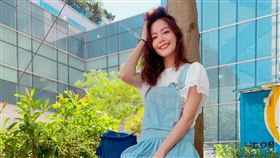 翊萱咬崩左邊門牙，變成長短齒，平時拍照靠喬角度避免露出缺牙。（圖／艾迪昇傳播提供）