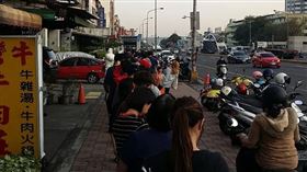 公民割草發貼紙　還沒5點驚見滿滿人潮：高雄人真的怒了(圖/攝自公民割草行動臉書)