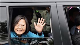 參與美麗島40週年遊行　蔡總統離去前揮手致意適逢美麗島事件40週年，總統蔡英文（左）7日重返高雄美麗島事件現場，參加由本土社團主辦的「守民主護台灣」遊行活動，乘車離去時向民眾揮手致意。中央社記者程啟峰高雄攝　108年12月7日