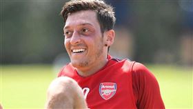 英格蘭足球超級聯賽兵工廠隊球星厄齊爾（圖）稱新疆維吾爾少數民族的穆斯林是「抵抗迫害的勇士」，遭球隊劃清界線。（圖取自facebook.com/mesutoezil）