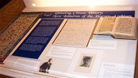 美國史丹福大學胡佛研究院17日舉行蔣經國私人日記的公開發布會，美國前國務卿舒茲及多位重量級台灣問題專家親臨出席，凸顯蔣經國日記的公開在歷史與學術研究的重要性。圖為2005年2月17日蔣中正、蔣經國的「兩蔣私人日記」在胡佛研究所展出。