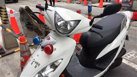 莽男不爽警　強灌三秒膠到警車鑰匙孔遭判刑