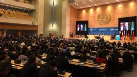 首屆全球難民論壇17日在日內瓦揭幕，聯合國秘書長古特瑞斯呼籲各國共同承擔責任，照顧越來越多流離失所的難民。（圖取自twitter.com/refugees）