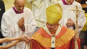 教宗方濟各和信徒握手教宗方濟各22日下午在曼谷聖母升天主教座堂（Assumption Cathedral）主持彌撒，結束彌撒離開教堂時和信徒握手。中央社記者呂欣憓曼谷攝　108年11月22日