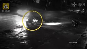 中國廣西14日發生一起嚴重車禍，一名老翁晚間在路上行走，先是被一輛機車撞倒，但騎士僅將老翁拉到旁邊後逃逸，沒想到接連被另一輛機車和轎車輾過，駕駛皆未停車查看，全裝沒事後逃逸。（圖／翻攝自梨視頻）