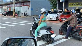 近年來運動風潮興起，而健身不再只是男性的專利，許多女性也努力運動，不只為了身體健康，更是為了雕塑更好的身材！日前有位網友在《爆廢公社》中貼出一張照片，只見一位身材姣好的女騎士身著緊身運動裝在等紅燈，這樣的景象讓旁邊阿伯也忍不住多看幾眼！（圖／翻攝自爆廢公社）