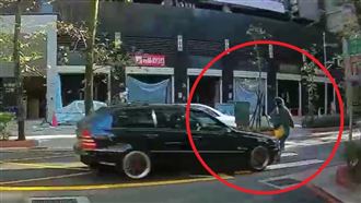 婦人開賓士撞飛路人　辯「陽光刺眼」