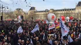 法國第三波示威遊行  近8萬巴黎人上街反年改17日法國再次進行示威遊行。巴黎遊行從共和廣場，一路氣氛歡愉平和，然而抵達目的地民族廣場時爆發衝突。巴黎遊行人數為7萬6000人。中央社記者曾婷瑄巴黎攝　108年12月18日