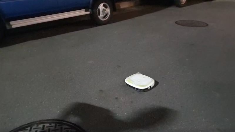 掃地機器人衝出家門掃街 　網全笑翻